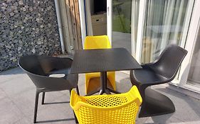 AMELAND-Appartement ZEEDUIN, eigen KEUKEN, Zonnig TERRAS, Verwarmd ZWEMBAD, nabij DORP, DUINEN en STRAND